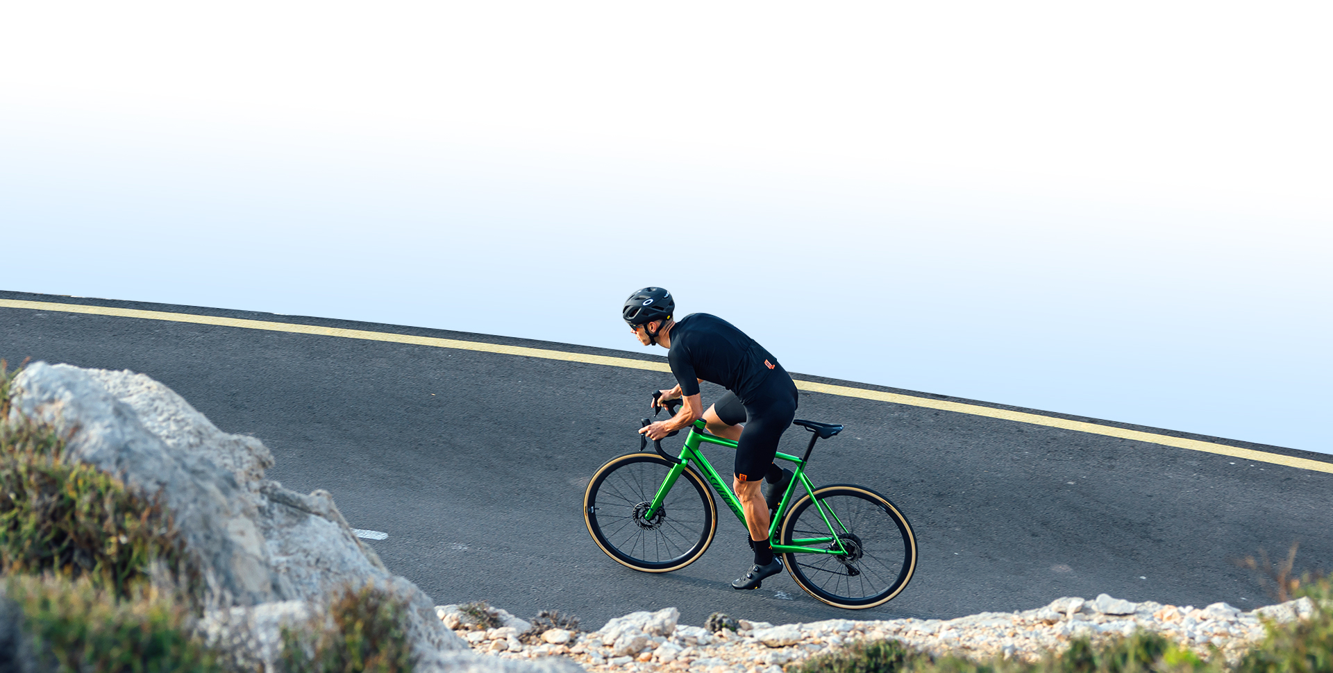 VOYAGER continues the design language of the SPEEDSTER, and reinterprets it on the gravel roads.
