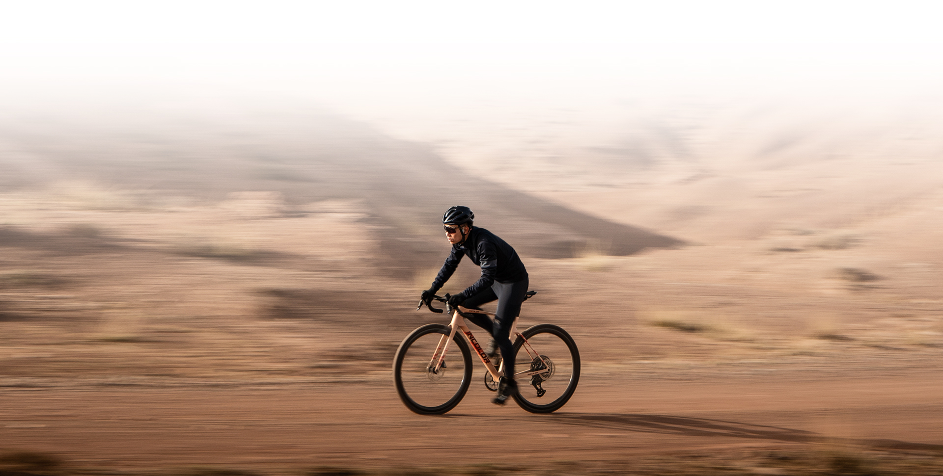 VOYAGER continues the design language of the SPEEDSTER, and reinterprets it on the gravel roads.
